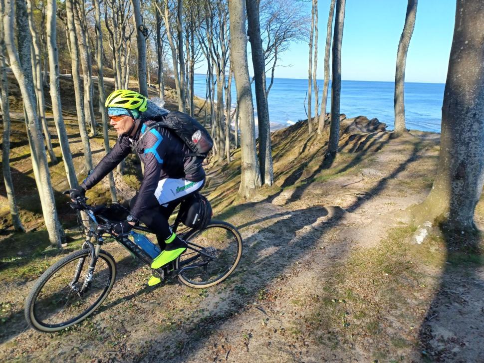 Foto, J.Jachymski na rowerze, nad morzem